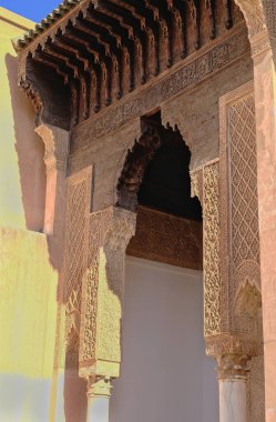 Fas, Marakeş, Tombes Saadiennes Sarayı, sarayın dekore edilmiş girişi.
