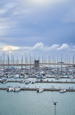 İtalya, Sicilya, Akdeniz, Marina di Ragusa (Ragusa Eyaleti); 25 Kasım 2019, liman manzarası
