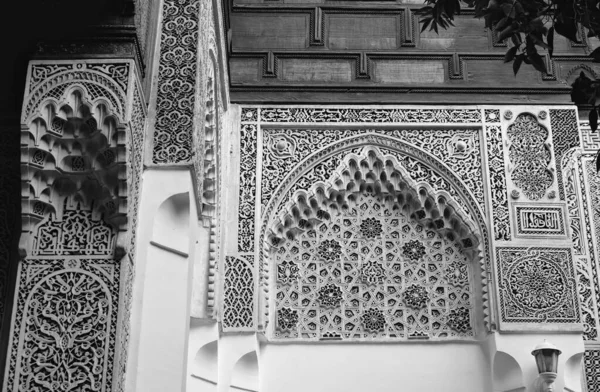 モロッコ マラケシュ バイア宮殿宮殿宮殿宮殿の正面にある装飾木彫 — ストック写真