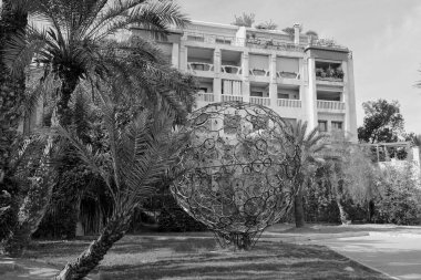 Fas, Marakeş, Sanat Bahçesinde heykeltraş.