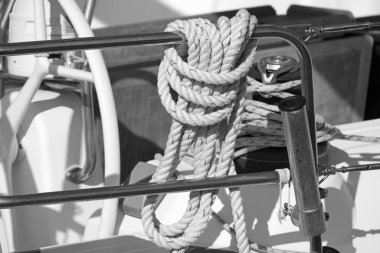 İtalya, Sicilya, Akdeniz, vinç ve liman bir Yelkenli tekne deniz halatlar