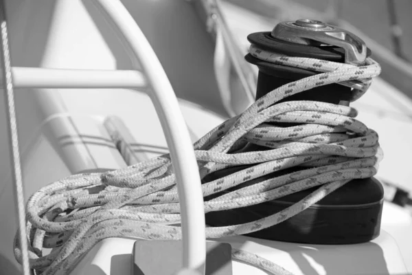 İtalya, Sicilya, Akdeniz, vinç ve liman bir Yelkenli tekne deniz halatlar