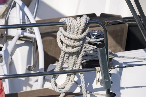 Itália Sicília Mar Mediterrâneo Guincho Cordas Náuticas Barco Vela Porto — Fotografia de Stock