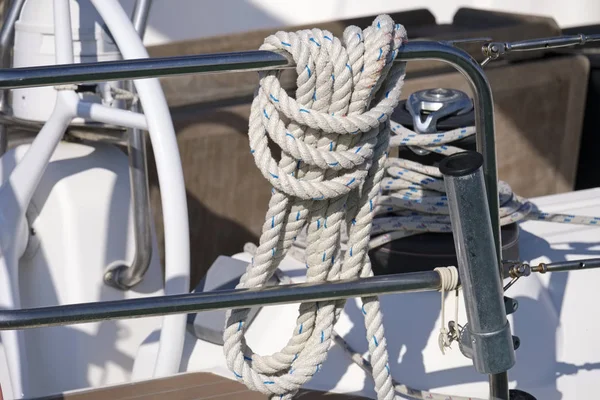 Italia Sicilia Mediterraneo Argano Corde Nautiche Barca Vela Nel Porto — Foto Stock