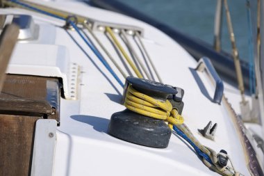 İtalya, Sicilya, Akdeniz, vinç ve liman bir Yelkenli tekne deniz halatlar