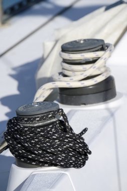 İtalya, Sicilya, Akdeniz, vinç ve liman bir Yelkenli tekne deniz halatlar