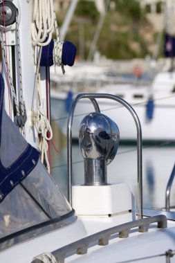 İtalya, Sicilya, Akdeniz, vinç ve liman bir Yelkenli tekne deniz halatlar
