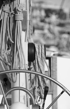 İtalya, Sicilya, Akdeniz, vinç ve liman bir Yelkenli tekne deniz halatlar