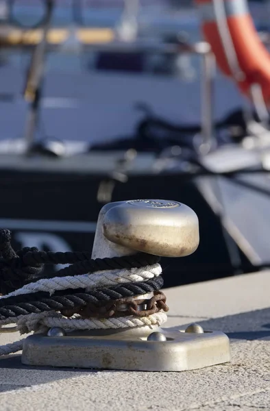 イタリア シチリア島 地中海 マリーナ ラグーザ 11月2019 ポート内の豪華ヨット 鉄鋼風防と海上ロープ — ストック写真