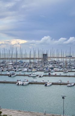 İtalya, Sicilya, Akdeniz, Marina di Ragusa (Ragusa Eyaleti); liman manzarası 