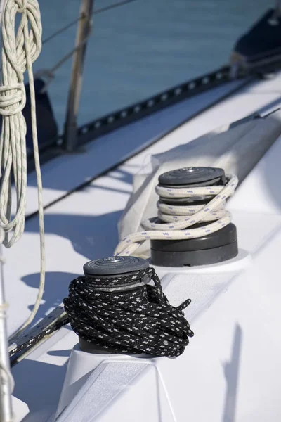 意大利 西西里岛 地中海 绞车和航海绳索在帆船在口岸 — 图库照片