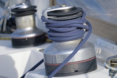 İtalya, Sicilya, Akdeniz, vinç ve liman bir Yelkenli tekne deniz halatlar