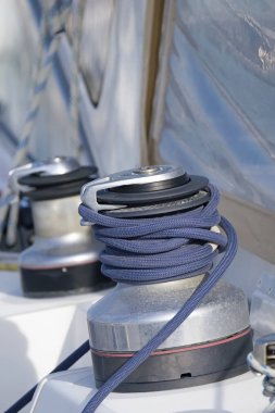 İtalya, Sicilya, Akdeniz, vinç ve liman bir Yelkenli tekne deniz halatlar