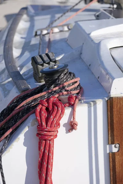 意大利 西西里岛 地中海 绞车和航海绳索在帆船在口岸 — 图库照片