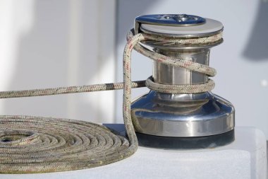 İtalya, Sicilya, Akdeniz, vinç ve liman bir Yelkenli tekne deniz halatlar