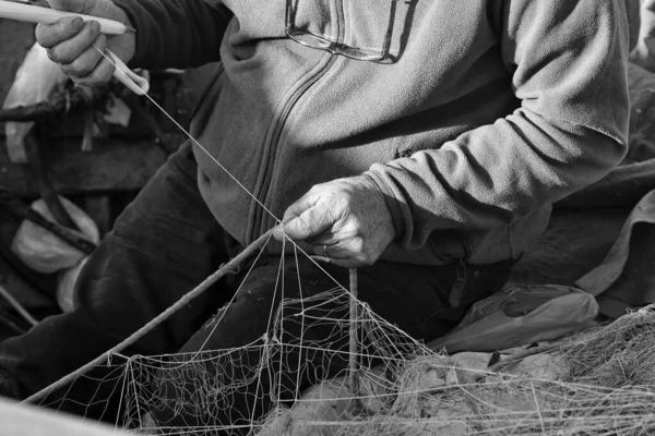 意大利 西西里 地中海 拉古萨海 拉古萨省 渔民在港口的一艘渔船上修理渔网 — 图库照片