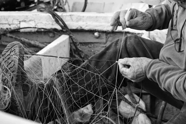 意大利 西西里 地中海 拉古萨海 拉古萨省 渔民在港口的一艘渔船上修理渔网 — 图库照片