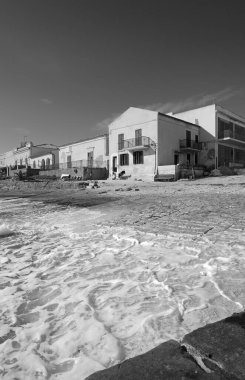 İtalya, Sicilya, Akdeniz, Sampieri (Ragusa Eyaleti), deniz kenarındaki eski binalar