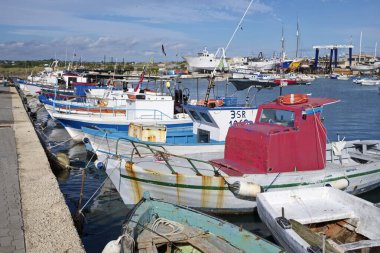 İtalya, Sicilya, Portopalo di Capo Passero; 28 Kasım 2019, limanda yerel balıkçı tekneleri