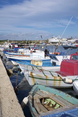 İtalya, Sicilya, Portopalo di Capo Passero; 28 Kasım 2019, limanda yerel balıkçı tekneleri