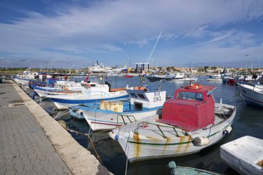 İtalya, Sicilya, Portopalo di Capo Passero; 28 Kasım 2019, limanda yerel balıkçı tekneleri