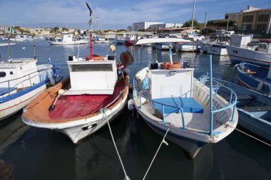 İtalya, Sicilya, Portopalo di Capo Passero; 28 Kasım 2019, limanda yerel balıkçı tekneleri