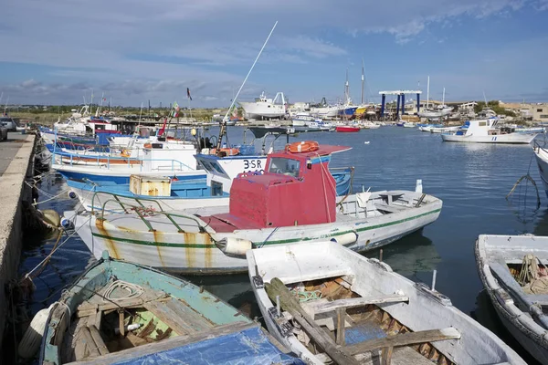 意大利西西里 Portopalo Capo Passero 2019年11月28日 港口编辑中的当地渔船 — 图库照片