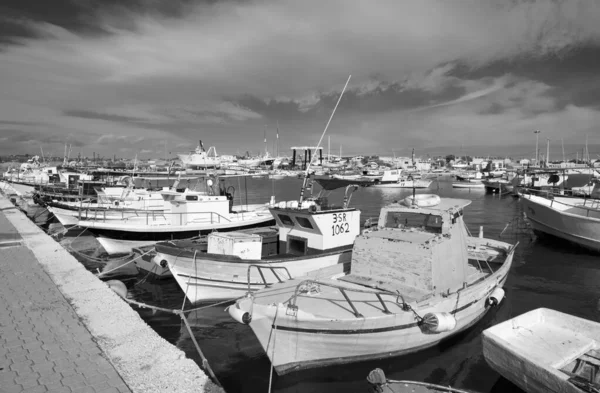 イタリア シチリア島 Portopalo Capo Passero 11月2019 港で地元の漁船 編集部 — ストック写真