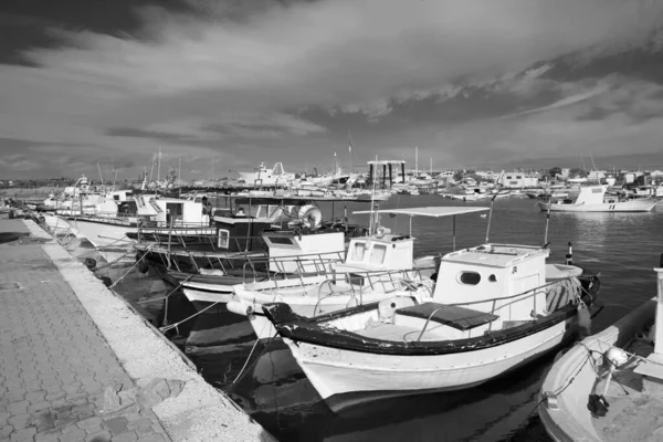 イタリア シチリア島 Portopalo Capo Passero 11月2019 港で地元の漁船 編集部 — ストック写真