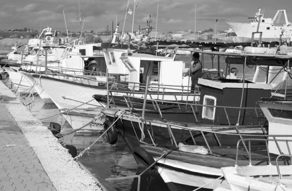 イタリア シチリア島 Portopalo Capo Passero 11月2019 ポート内の人々と地元の漁船 編集部 — ストック写真
