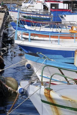 İtalya, Sicilya, Portopalo di Capo Passero; limandaki yerel balıkçı tekneleri 