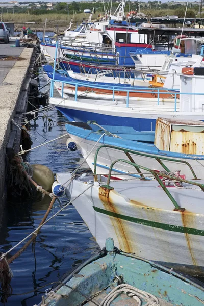 Италия Sicily Portopalo Capo Passero Местные Рыболовные Суда Порту — стоковое фото