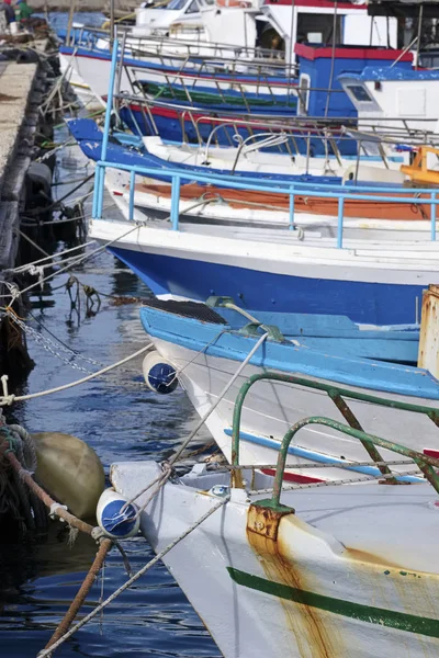 İtalya, Sicilya, Portopalo di Capo Passero; limandaki yerel balıkçı tekneleri 