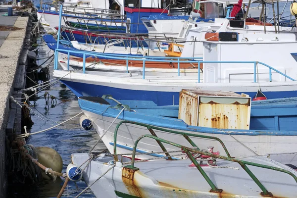 Италия Sicily Portopalo Capo Passero Местные Рыболовные Суда Порту — стоковое фото