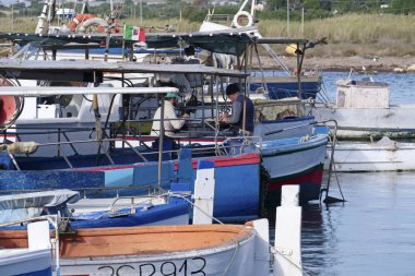 İtalya, Sicilya, Portopalo di Capo Passero; 28 Kasım 2019, limanda halk ve yerel balıkçı tekneleri