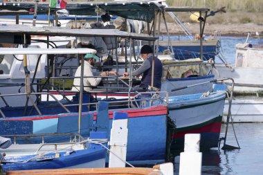 İtalya, Sicilya, Portopalo di Capo Passero; 28 Kasım 2019, limanda halk ve yerel balıkçı tekneleri
