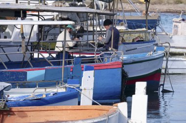İtalya, Sicilya, Portopalo di Capo Passero; 28 Kasım 2019, limanda halk ve yerel balıkçı tekneleri