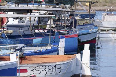 İtalya, Sicilya, Portopalo di Capo Passero; 28 Kasım 2019, limanda halk ve yerel balıkçı tekneleri