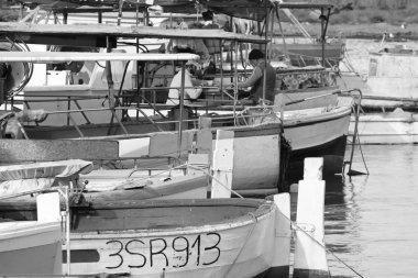 İtalya, Sicilya, Portopalo di Capo Passero; 28 Kasım 2019, limanda halk ve yerel balıkçı tekneleri