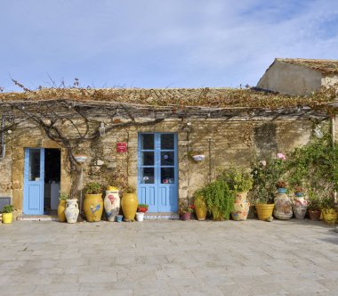 İtalya, Sicilya, Marzaemi (Siracusa Eyaleti); 28 Kasım 2019, merkez meydandaki bir restoranın girişi - Editör