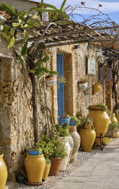 İtalya, Sicilya, Marzaemi (Siracusa Eyaleti); 28 Kasım 2019, merkez meydandaki bir restoranın girişi - Editör