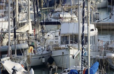 İtalya, Sicilya, Akdeniz, Marina di Ragusa (Ragusa Eyaleti); 5 Aralık 2019, limanda lüks yatlar