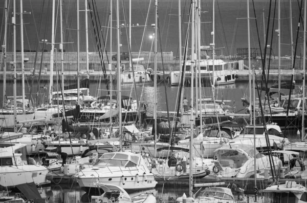 意大利 西西里 地中海 拉古萨港 拉古萨省 2019年12月5日 日落时港口的汽艇和豪华游艇 — 图库照片