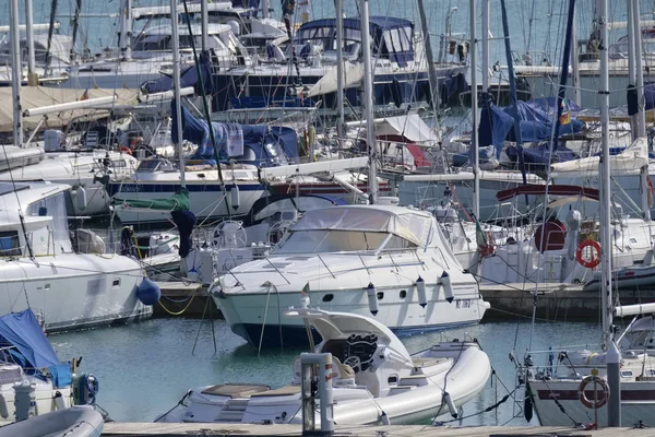 İtalya, Sicilya, Akdeniz, Marina di Ragusa (Ragusa Eyaleti); 6 Aralık 2019, limandaki motorlu tekneler ve lüks yatlar