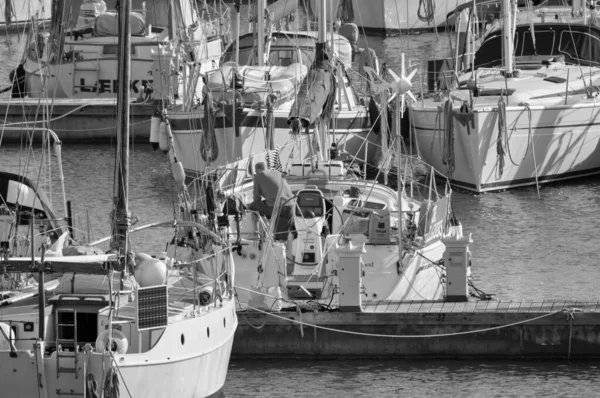 意大利 西西里 地中海 拉古萨港 拉古萨省 2019年12月6日 港口内的人员和豪华游艇编辑 — 图库照片