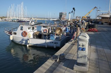 İtalya, Sicilya, Marina di Ragusa (Ragusa Eyaleti); 7 Aralık 2019, limanda Sicilya ahşap balıkçı tekneleri - Editör