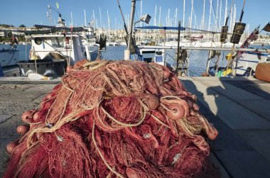 İtalya, Sicilya, Marina di Ragusa (Ragusa Eyaleti), balıkçı ağları ve limanda yerel ahşap balıkçı tekneleri