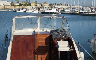 İtalya, Sicilya, Akdeniz, Marina di Ragusa (Ragusa Eyaleti); limanda lüks yatlar 