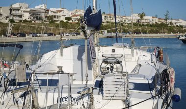 İtalya, Sicilya, Akdeniz, Marina di Ragusa (Ragusa Eyaleti); 7 Aralık 2019, limanda yelkenli teknesi - Editör