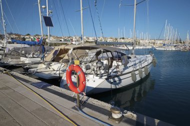 İtalya, Sicilya, Akdeniz, Marina di Ragusa (Ragusa Eyaleti); 7 Aralık 2019, limanda halk ve lüks yatlar